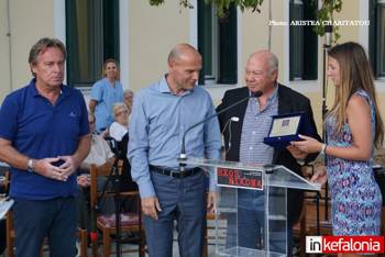 Member of the Stavros Niarchos Foundation receives a memorandum gift in honor of the inauguration of the new Facilities of the Elderly Care Unit of Lixouri in Kefalonia